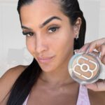 Marina Ferrari Instagram - CHOCADA nesse pó! @mariamargaridaoficial fez tudo nesse lançamento 😍 Testado e APROVADO: fornece cobertura de base, toque aveludado, pele sequinha, ajuda a controlar a oleosidade, tem ação clareadora e resistente à água e ao suor! AMEI Eu usei o tom 06 e aproveitem a promoção do site, na compra do pó + um fixador, tem frete grátis para todas as capitais. 🥰 Publi | #MariaMargarida #PóBaseRosaMosqueta #BeClub