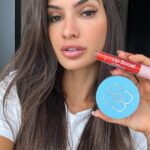 Marina Ferrari Instagram - Eu vi esse pó de tapioca viralizando e nāo pude deixar de testar né? E eu AMEI! Além de deixar a pele super viçosa e hidratada deixa à prova d’água e de atrito! 🫶🏻 Eu usei o tom 5 Fora o gloss lip boom deles, que além de hidratar dá um super volume! E ainda vem em 5 opções de cores, eu utilizei a Make de bonita E se vocês amaram esses produtos assim como eu, aproveitem! A @mariamargaridaoficial já está em black friday, e na compra desse kit que eu mostrei, com o Pó de Tapioca + Lip Boom, ganha frete grátis para as capitais e + 1 necessaire de brinde! Já corre garantir o seu, que a promoçāo só vai até dia 30/11. #dicademake #publi