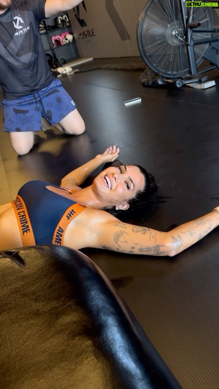 Marina Ferrari Instagram - Assista esse vídeo até o final q sua preguiça de treinar vai passar! Hahaha Simbora começar a semana no gás 🔥😻 @hustle.fight