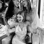 Marina Ruy Barbosa Instagram - Fuzuê pra mim é a prova de que quando a gente faz o que a gente ama, com gente do bem ao lado não tem como não ser muuuuito feliz. Eu cresci fazendo novelas, são 20 anos de carreira e sempre achei desafiante gravar tantas e tantas cenas por dia, durante tantos meses buscando a qualidade e a excelência - novela é para os fortes, acredite. Mas eu não poderia ter sido mais feliz com Preciosa. A sensação hoje é de que cada segundo de dedicação valeu a pena. Sempre serei grata a toda essa equipe, meus parceiros de cena, os diretores, autores e colaboradores que me entregaram essa personagem que me divertiu e me empolgou tanto. Dar vida e cores pra essa psico-perua foi maravilhoso! 🖤