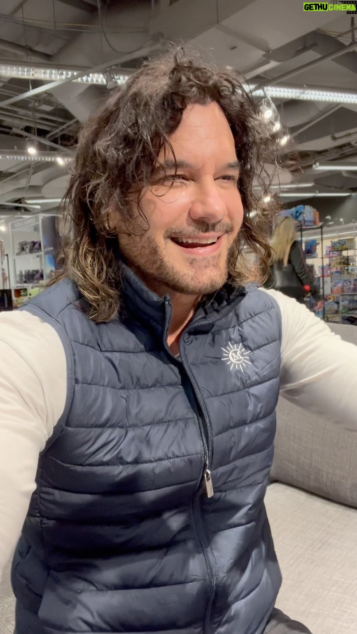 Mario Cimarro Instagram - Había una vez un papa tan orgulloso que olvidó que era su cumpleaños y salio a buscar regalos para su bebé !