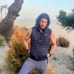 Mario Cimarro Instagram - El sentimiento canta, se encanta, crece y habla, construye y da luz. Dos simbolos comparten mundos al mundo, abren pilares de sol, Dos , hombre y mujer , escriben y reescriben toda la poesia. #likethesun-shop Laguna Beach, California