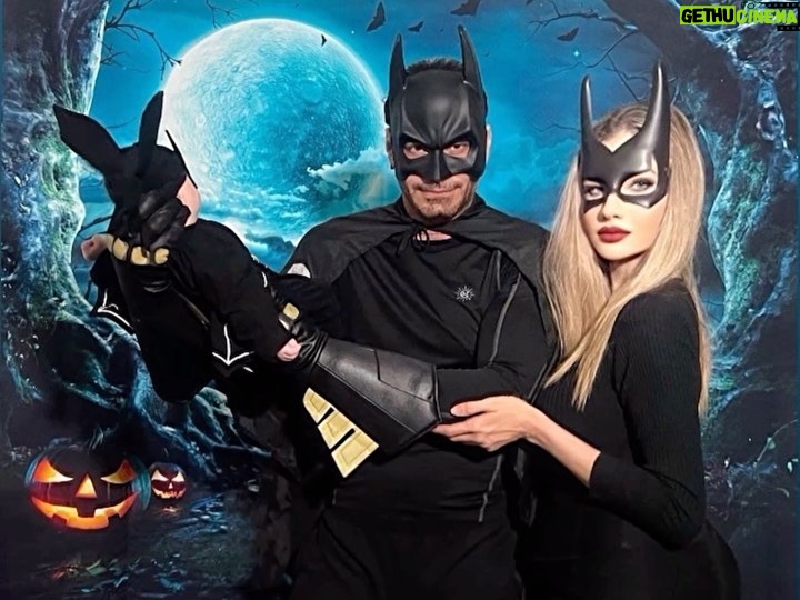 Mario Cimarro Instagram - Celebrando doblemente este Happy Halloween π π» y los dos mesesitos de nuestra bebΓ© Briana ππ π πΌ π» π¦ ππ y recordando otros festejos como el dia de Los Muertos o DΓa de los Santos ! PΓ‘senla a gusto de acuerdo a sus creencias y tradiciones !