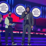 Mario Cimarro Instagram - Durante el press tour la semana pasada me fue preguntado si me sentia comprometido o que sentia que los Latinos me vieran como ejemplo…y con una camara enfrente , microfono en mano y una verguenza infinita les conteste , que ejemplos hay muchos y yo los veo todos los dias , y ellos y ellas , de hecho millones de latinos de todas partes del continente son gente trabajadora , honrada ,honesta ,etica y comprometida con sus familias . Y ellos son mi ejemplo , un gran orgullo , y tenemos en comun muchas de estas cosas y que somos inmigrantes esforzandonos por un futuro mejor ,y muchos a conciencia tomamos esa desicion sabiendo que no hay vuelta atras.En comun tenemos la pasion por nuestro trabajo y la conciencia que gracias a el la gente se beneficia. Trabajo es trabajo y tanto el de ellos como el mio tienen el mismo objetivo , mantener ,cuidar y traer alegria y felicidad y la gran satisfaccion de servir a los demas . Michelob ULTRA Arena