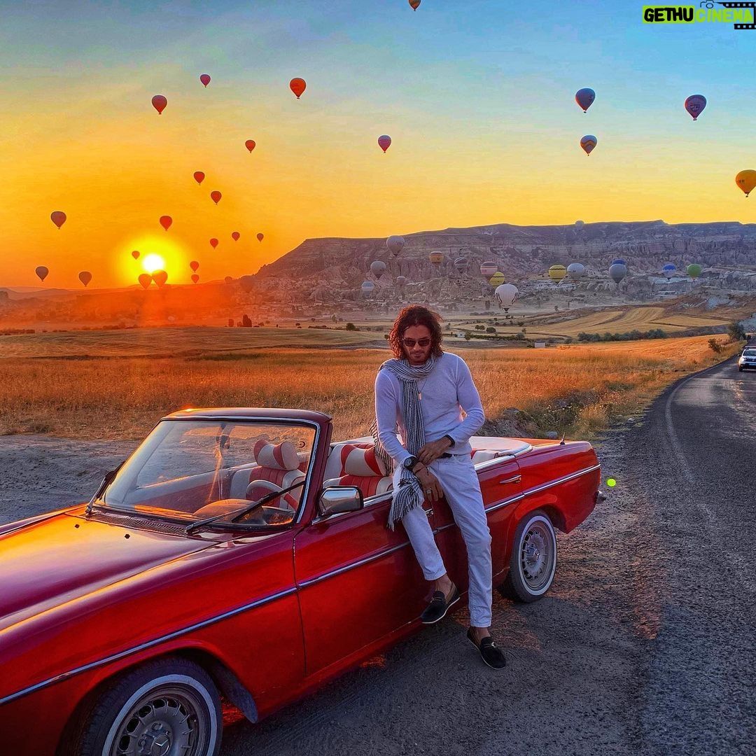Mario Cimarro Instagram - Mi sed de poesia, tu șed de arte, son raices de la luna, y al fondo nuestro cielo. Cuando se nos acaba la luna del posible, florece este sol de ideales, y asi nunca estará vacío este cielo . Kapadokya