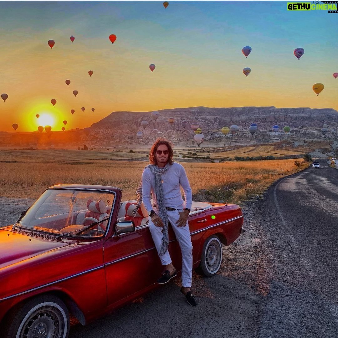 Mario Cimarro Instagram - Mi sed de poesia, tu șed de arte, son raices de la luna, y al fondo nuestro cielo. Cuando se nos acaba la luna del posible, florece este sol de ideales, y asi nunca estará vacío este cielo . Kapadokya