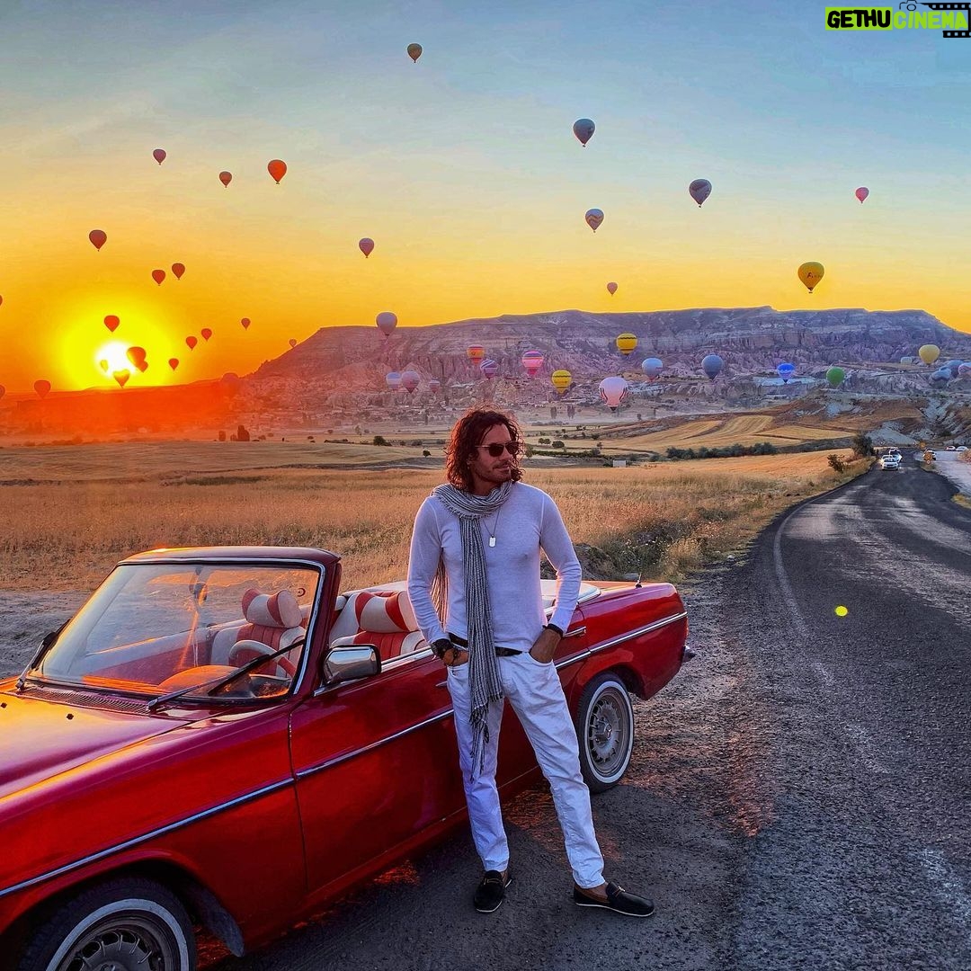 Mario Cimarro Instagram - Mi sed de poesia, tu șed de arte, son raices de la luna, y al fondo nuestro cielo. Cuando se nos acaba la luna del posible, florece este sol de ideales, y asi nunca estará vacío este cielo . Kapadokya