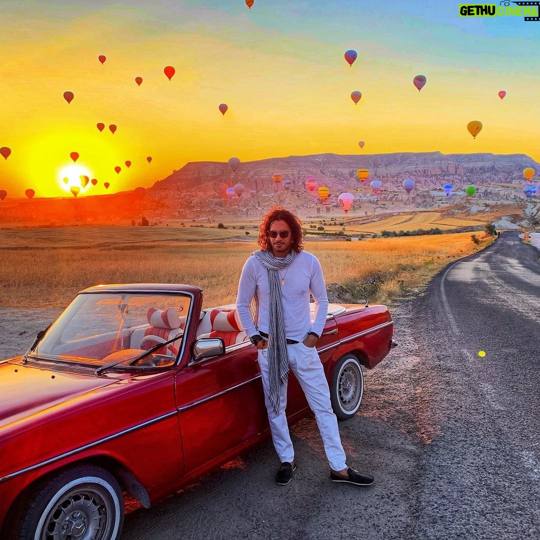 Mario Cimarro Instagram - Mi sed de poesia, tu șed de arte, son raices de la luna, y al fondo nuestro cielo. Cuando se nos acaba la luna del posible, florece este sol de ideales, y asi nunca estará vacío este cielo . Kapadokya