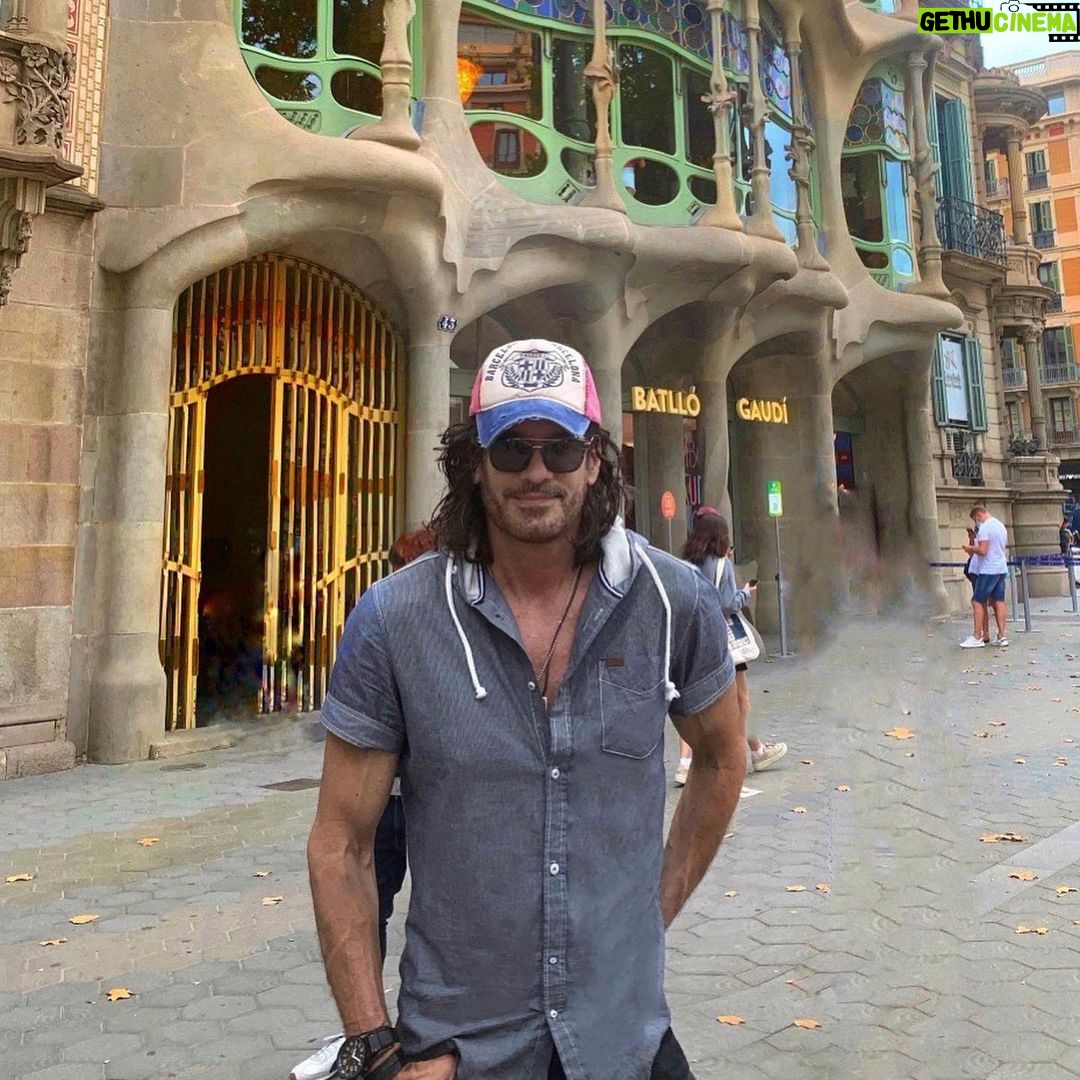 Mario Cimarro Instagram - " En los extravíos nos esperan los hallazgos, porque es preciso perderse para volver a encontrarse" Gaudí