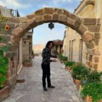 Mario Cimarro Instagram - Amor mio de púrpura y néctar, ternura contra mi costado, esplendor pegado a mi cuerpo, debes saber que tus palabras de jade y de rubi me sientan como arboles y frutas. Mientras todo el verde y todo el rojo se cuelan en mis campos con lineas de miel .