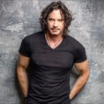 Mario Cimarro Instagram - Que si te extraño? Te extraño tanto que en tus ratos de ausencia estoy solo pensando en encontrarme con tus tímidos brazos. Cada vez que te vas, sueño que estoy a tu lado y me arropo en tu piel para darte ese abrazo y sentir ese olor que tanto llevo esperando. Sí, te extraño y a veces, no se sí te llamo porque quiero sentir el roce de tus cálidas manos, que me inundan de sed cuando las veo a mi lado. Los Angeles/Hollywood California