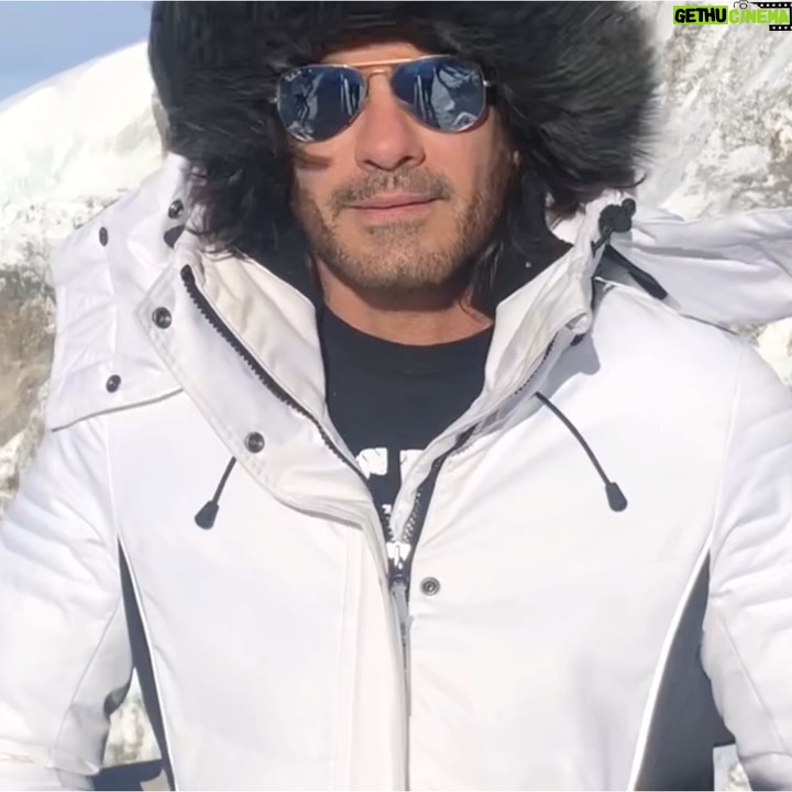 Mario Cimarro Instagram - Me he despertado con el atrio derecho de un corazon, y no sé si es mi corazon o el tuyo.Late igual.