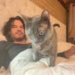 Mario Cimarro Instagram - 4:00 am coffee, Caramelo & ready to rock and roll Aqui, entre las rocas, a donde todo es áspero, a donde el tiempo puede ser palpado, a donde el pasado parece inmortal, a donde el futuro no se imagina, se encuentra la sala del trono.