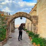 Mario Cimarro Instagram - Amor mio de púrpura y néctar, ternura contra mi costado, esplendor pegado a mi cuerpo, debes saber que tus palabras de jade y de rubi me sientan como arboles y frutas. Mientras todo el verde y todo el rojo se cuelan en mis campos con lineas de miel .