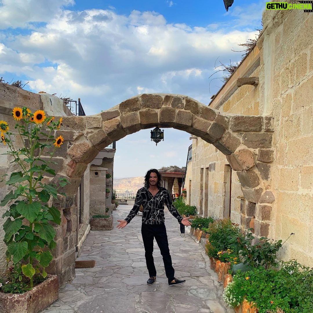 Mario Cimarro Instagram - Amor mio de púrpura y néctar, ternura contra mi costado, esplendor pegado a mi cuerpo, debes saber que tus palabras de jade y de rubi me sientan como arboles y frutas. Mientras todo el verde y todo el rojo se cuelan en mis campos con lineas de miel .
