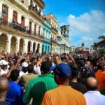 Mario Cimarro Instagram - Cuba debe ser libre. Que ya se acabe la dictadura. Usa el hashtag #SOSCUBA ...y si tienes que ir , si quieres ir , no te quedes en Hoteles, porque estaras ayudando a la elite. ...if you really most go, if you want to go , don’t stay in hotels because you will be supporting the oppressive elite.