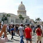 Mario Cimarro Instagram - Cuba debe ser libre. Que ya se acabe la dictadura. Usa el hashtag #SOSCUBA ...y si tienes que ir , si quieres ir , no te quedes en Hoteles, porque estaras ayudando a la elite. ...if you really most go, if you want to go , don’t stay in hotels because you will be supporting the oppressive elite.
