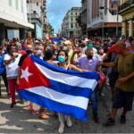 Mario Cimarro Instagram - Cuba debe ser libre. Que ya se acabe la dictadura. Usa el hashtag #SOSCUBA ...y si tienes que ir , si quieres ir , no te quedes en Hoteles, porque estaras ayudando a la elite. ...if you really most go, if you want to go , don’t stay in hotels because you will be supporting the oppressive elite.