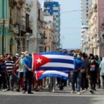 Mario Cimarro Instagram - Cuba debe ser libre. Que ya se acabe la dictadura. Usa el hashtag #SOSCUBA ...y si tienes que ir , si quieres ir , no te quedes en Hoteles, porque estaras ayudando a la elite. ...if you really most go, if you want to go , don’t stay in hotels because you will be supporting the oppressive elite.