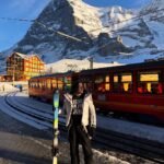 Mario Cimarro Instagram - Tengo para ti, lejos de aqui, Una corbata de lunas. Y tengo algo mas para ti: El Corazon. Tomaló y ponteló. Eiger North Face, Grindelwald