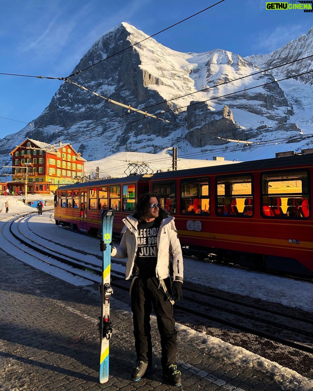 Mario Cimarro Instagram - Tengo para ti, lejos de aqui, Una corbata de lunas. Y tengo algo mas para ti: El Corazon. Tomaló y ponteló. Eiger North Face, Grindelwald
