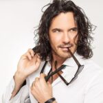 Mario Cimarro Instagram – “¿Qué es el éxito?” “Reír muchas veces y mucho;  ganarse el respeto de las personas inteligentes y el cariño de los niños;  ganarse el aprecio de los críticos honestos y soportar la traición de los falsos amigos;  apreciar la belleza;  encontrar lo mejor en los demás;  dejar el mundo un poco mejor, ya sea con un niño saludable, un jardín o una condición social estimada;  saber que incluso una vida ha respirado mejor porque has vivido. ¡Esto es haber tenido éxito!”RWE