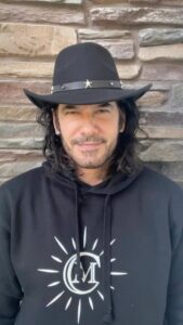 Mario Cimarro Instagram - Juan te invita a que lo sigas en @juanreyesoficial1402 y te deja una felicitación por el Día del Amor y la Amistad …. además …. Spoiler Alert 🚨 Abrió una panadería 🧁 y abrirá una constructora 🚨
