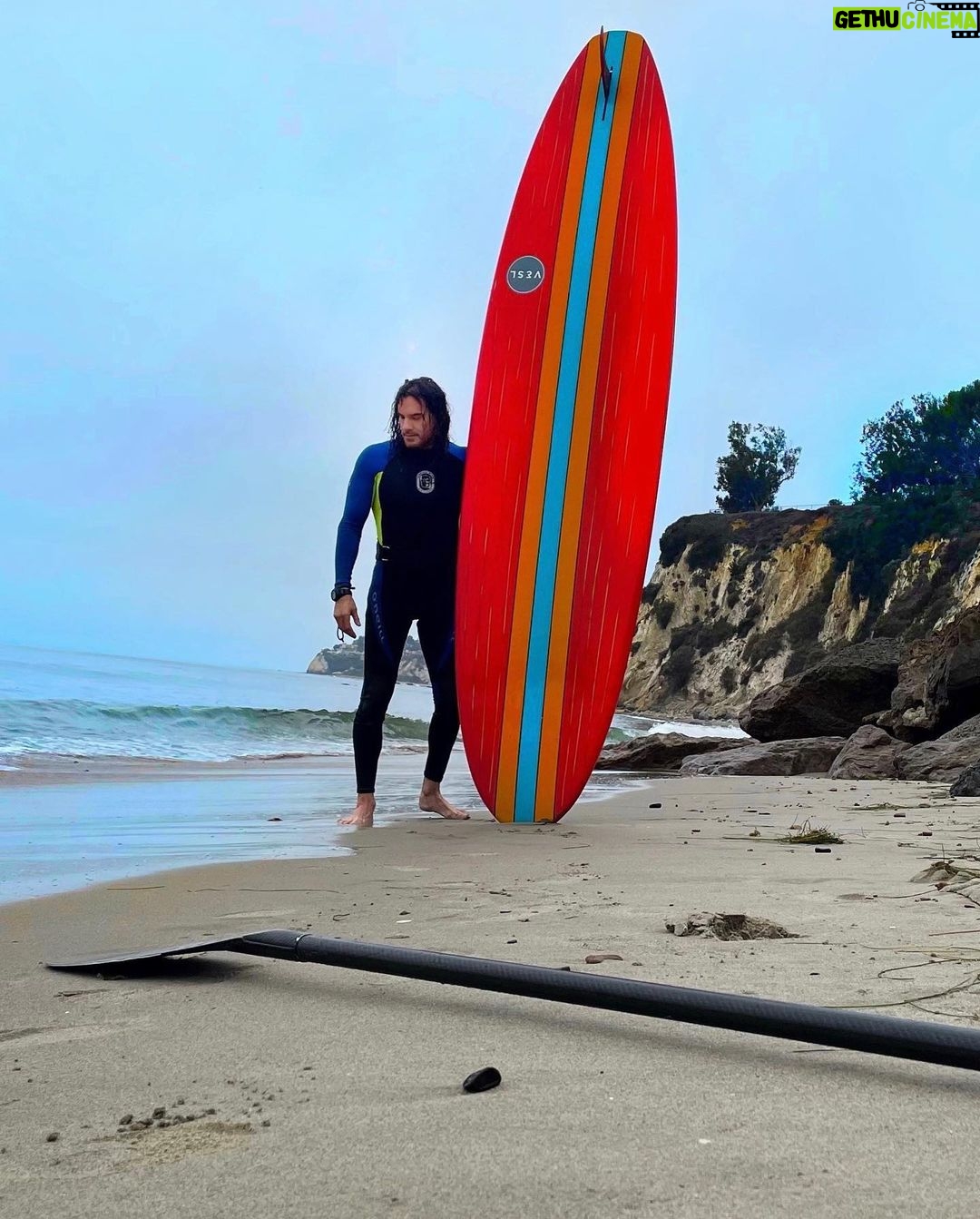 Mario Cimarro Instagram - Me gusta el viento por ser la sustancia de una flor que se enamoro de la voz de un poeta. Malibu, California