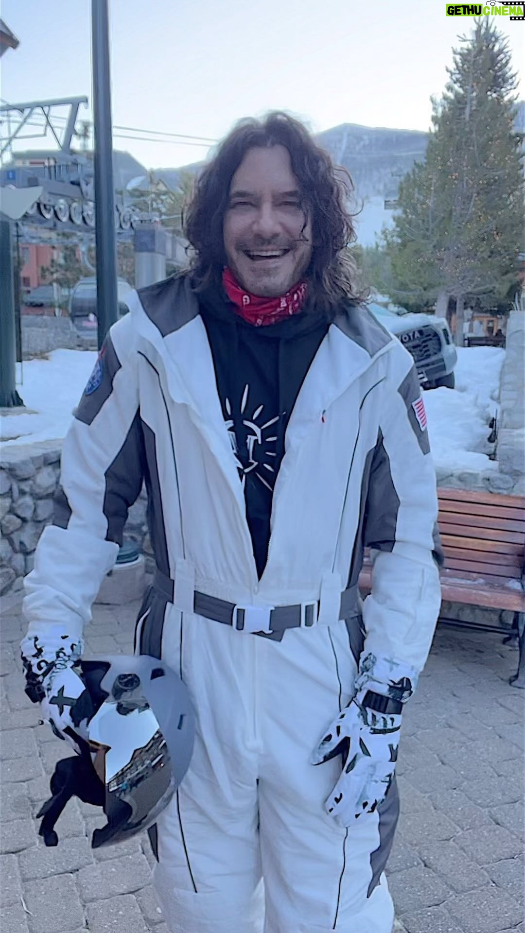 Mario Cimarro Instagram - ¡Año nuevo = una vida nueva! Decide hoy en quién te convertirás, qué darás, cómo vivirás. Feliz 2023 ❄️🥂💥⛄️