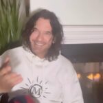 Mario Cimarro Instagram - Deseo te encuentres bien , en compañía de tus seres queridos , y los que no que estén presentes , que estén en tu corazón . Que estés saludable y agradezcas todas las bendiciones a tu alrededor . Feliz Navidad !