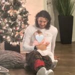 Mario Cimarro Instagram - Esta navidad disfruto a tu lado a esta bendición que tengo aquí conmigo. Tan angelical , tan dulce , tan tierna , tan tu , tan yo . Cada día verte como la cuidas , atiendes , estás pendiente de cosas que sólo tu instinto de mamá puede . Is a humbling experience my love , you two definetively are making me a better man .Estoy viviendo a tu lado momentos únicos , los disfruto , te disfruto , las disfruto inmensamente . No quisiera nunca apartarme de ustedes, ni para ir al súper , porque las extraño a rabiar .
