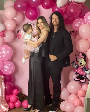 Mario Cimarro Instagram - Es increíble para nosotros pensar que ya haya pasado un año desde que te vimos nacer. Han sido 365 días de sorpresas y maravillosos momentos. Hoy queremos celebrar que eres una bebe sana, curiosa y cariñosa a la que adoramos. ¡La felicidad permanente llegó a esta casa un día como hoy! Aún eres muy pequeña, pero espero que cuando crezcas puedas leer este mensaje, y sentir el amor que tenemos por ti. Eres el orgullo de esta familia Bree ! La oportunidad de verte crecer durante este primer año, ha sido lo más hermoso que me ha pasado en la vida.