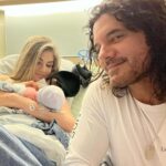 Mario Cimarro Instagram - Es increíble para nosotros pensar que ya haya pasado un año desde que te vimos nacer. Han sido 365 días de sorpresas y maravillosos momentos. Hoy queremos celebrar que eres una bebe sana, curiosa y cariñosa a la que adoramos. ¡La felicidad permanente llegó a esta casa un día como hoy! Aún eres muy pequeña, pero espero que cuando crezcas puedas leer este mensaje, y sentir el amor que tenemos por ti. Eres el orgullo de esta familia Bree ! La oportunidad de verte crecer durante este primer año, ha sido lo más hermoso que me ha pasado en la vida.
