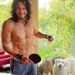Mario Cimarro Instagram – Porque de eso se trata. 
De esto se vive.
De esto se come y se bebe
de esto  se duerme y se sueña. 
Se trata de primaveras como esta
de olores hechos hojas,
de palabras hechas curvas.
Sobre cada grano que piso tengo que 
propagar
al menos una reflexion.
… y este día ganaste tú en la mesa y yo en el corazón.