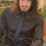 Mario Cimarro Instagram - Yo soy .. esa historia que sueñas. La luna llena de una noche cualquiera, la mirada que en tus ojos penetra . Yo soy tu alma reflejada en ese espejo .