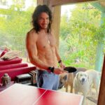Mario Cimarro Instagram – Porque de eso se trata.
De esto se vive.
De esto se come y se bebe
de esto se duerme y se sueña.
Se trata de primaveras como esta
de olores hechos hojas,
de palabras hechas curvas.
Sobre cada grano que piso tengo que
propagar
al menos una reflexion.
… y este día ganaste tú en la mesa y yo en el corazón.