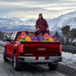 Mario Cimarro Instagram – ….y este año, como tantos niños se portaron bien que sumado a las tormentas de nieve , los reyes magos no dieron abasto y entonces le pidieron ayuda a Juan para que los ayudara a repartir los regalos en su camioneta mientras ellos se ocupan de lugares más remotos donde solo un mago puede llegar…. “porque los niños son los que saben querer , porque los niños son la esperanza del mundo”