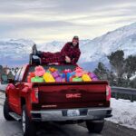 Mario Cimarro Instagram – ….y este año, como tantos niños se portaron bien que sumado a las tormentas de nieve , los reyes magos no dieron abasto y entonces le pidieron ayuda a Juan para que los ayudara a repartir los regalos en su camioneta mientras ellos se ocupan de lugares más remotos donde solo un mago puede llegar…. “porque los niños son los que saben querer , porque los niños son la esperanza del mundo”