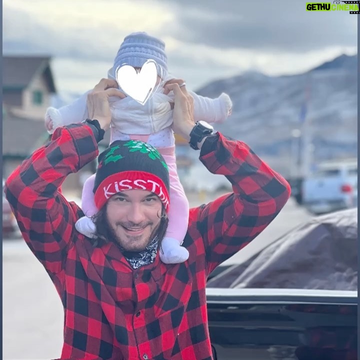 Mario Cimarro Instagram - Hoy papa me llevo a ver la nieve por primera vez ! 👼❄️Today dad took me to see the snow in person for the first time ❄️