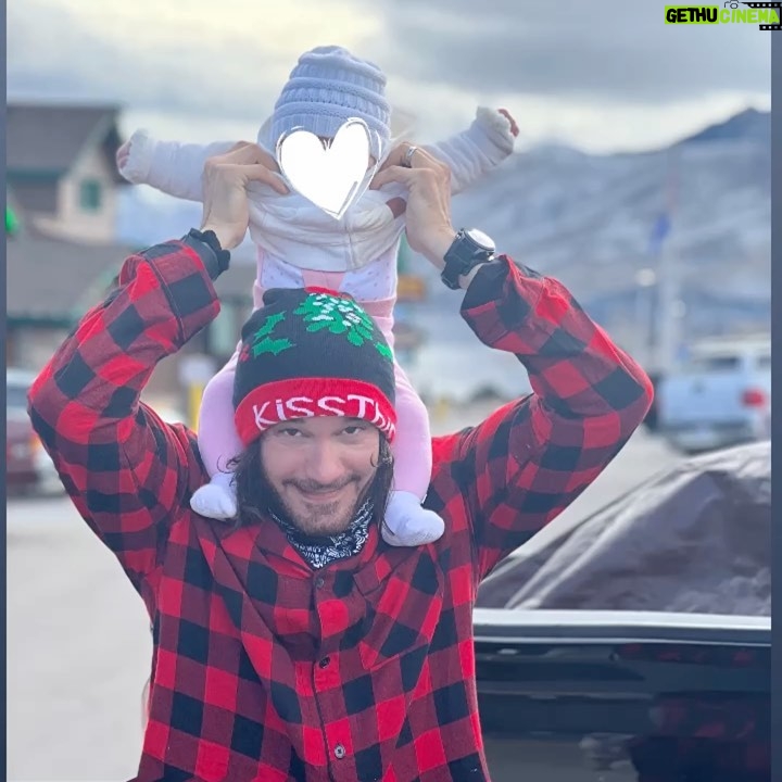 Mario Cimarro Instagram - Hoy papa me llevo a ver la nieve por primera vez ! 👼❄️Today dad took me to see the snow in person for the first time ❄️