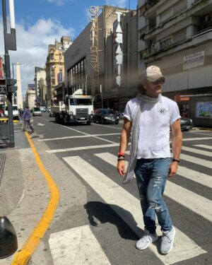 Mario Cimarro Instagram - Que bien sienta caminar temprano en estas campeonas  calles .Que bien sienta admirar ese obelisco campeón , que satisfacción este Buenos Aires . Campeona capital del albiceleste campeón mundial ⚽️🏆🥇