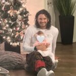 Mario Cimarro Instagram - Esta navidad disfruto a tu lado a esta bendición que tengo aquí conmigo. Tan angelical , tan dulce , tan tierna , tan tu , tan yo . Cada día verte como la cuidas , atiendes , estás pendiente de cosas que sólo tu instinto de mamá puede . Is a humbling experience my love , you two definetively are making me a better man .Estoy viviendo a tu lado momentos únicos , los disfruto , te disfruto , las disfruto inmensamente . No quisiera nunca apartarme de ustedes, ni para ir al súper , porque las extraño a rabiar .