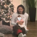 Mario Cimarro Instagram - Esta navidad disfruto a tu lado a esta bendición que tengo aquí conmigo. Tan angelical , tan dulce , tan tierna , tan tu , tan yo . Cada día verte como la cuidas , atiendes , estás pendiente de cosas que sólo tu instinto de mamá puede . Is a humbling experience my love , you two definetively are making me a better man .Estoy viviendo a tu lado momentos únicos , los disfruto , te disfruto , las disfruto inmensamente . No quisiera nunca apartarme de ustedes, ni para ir al súper , porque las extraño a rabiar .
