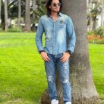 Mario Cimarro Instagram - Que cercania, amor mio, entre tu pelo amante del viento y mi mano. Entre tu piel, amante del sol y mis labios amantes de petalos.