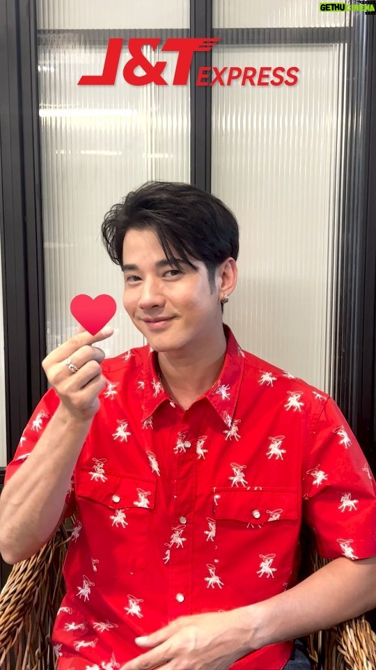 Mario Maurer Instagram - ให้เวลา 3 วินาที!! มาทายว่าโอ้ชอบอะไร มีใครตอบถูก ตอบทันกันบ้างครับ(moon laugh) แล้วให้ J&T Express ช่วยจัดส่งพัสดุให้ทุกที่ทั่วไทย ตลอด 365 วันกันนะครับ #JntExpressTH