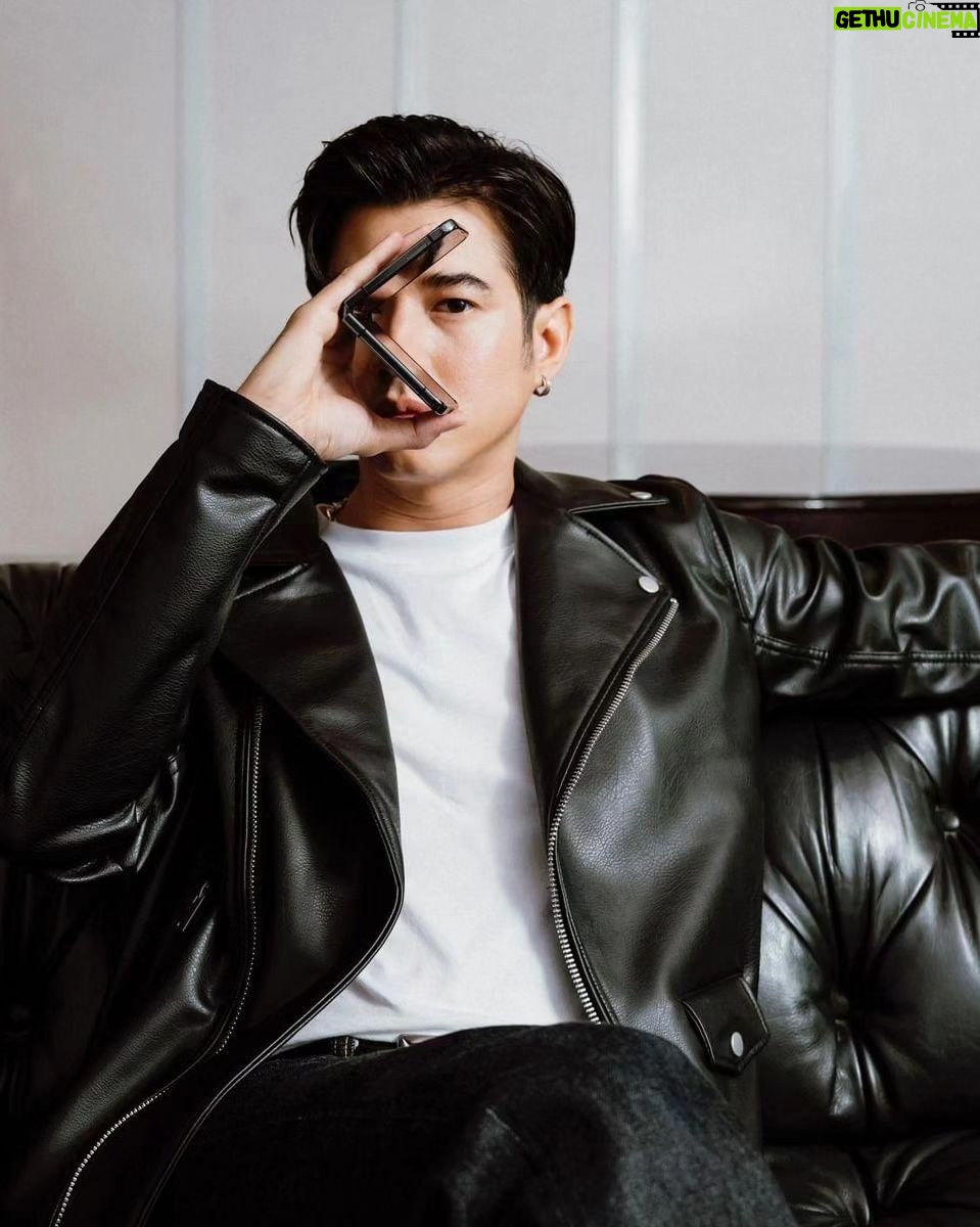 Mario Maurer Instagram - Let’s join the flip side Me and my Galaxy Z Flip5 #GalaxyZFlip5 #TeamGalaxy #joinTheFlipSide