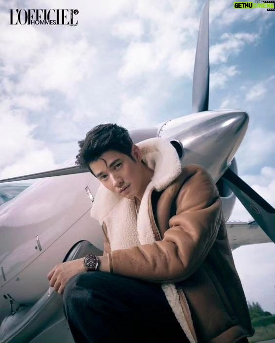 Mario Maurer Instagram - ส่งท้ายปลายเดือนกันยายน ด้วยความหล่อทุกองศาของหนุ่ม 'มาริโอ้ เมาเร่อ' ที่มาพร้อมกับเรือนเวลาในซีรีส์ Longines Spirit Flyback ผู้บุกเบิกฟังก์ชัน Flyback Chronographs จาก Longines ในดีไซน์สไตล์สปอร์ตที่แฝงด้วยความโก้หรูเหนือกาลเวลา ถ่ายทอดความคลาสสิกผ่านเฟรนด์ ออฟ ลองจินส์ ประเทศไทย บนปกดิจิทัล นิตยสารลอฟฟิเซียล ออมส์ ประเทศไทย ประจำเดือนกันยายน 2023 Photographer: Napat Gunkham Fashion Editor: Chanond Mingmit Co-Producer: Akeera Sasungnern Videographer: Katsara Leecharoen Make Up: Naruchat Jettanavilai Hair: Chanya Chumpalee Assistant Photographers: Similan Prangprasert / Phongsak Wethee Assistant Stylist: Rapeepan Jantaranipa #Longines #LonginesThailand #LonginesSpiritFlyback #Mario_mm38 #HommesThailand #LOfficielHommesThailand