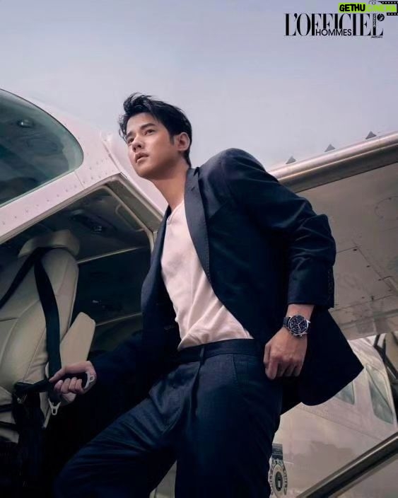 Mario Maurer Instagram - ส่งท้ายปลายเดือนกันยายน ด้วยความหล่อทุกองศาของหนุ่ม 'มาริโอ้ เมาเร่อ' ที่มาพร้อมกับเรือนเวลาในซีรีส์ Longines Spirit Flyback ผู้บุกเบิกฟังก์ชัน Flyback Chronographs จาก Longines ในดีไซน์สไตล์สปอร์ตที่แฝงด้วยความโก้หรูเหนือกาลเวลา ถ่ายทอดความคลาสสิกผ่านเฟรนด์ ออฟ ลองจินส์ ประเทศไทย บนปกดิจิทัล นิตยสารลอฟฟิเซียล ออมส์ ประเทศไทย ประจำเดือนกันยายน 2023 Photographer: Napat Gunkham Fashion Editor: Chanond Mingmit Co-Producer: Akeera Sasungnern Videographer: Katsara Leecharoen Make Up: Naruchat Jettanavilai Hair: Chanya Chumpalee Assistant Photographers: Similan Prangprasert / Phongsak Wethee Assistant Stylist: Rapeepan Jantaranipa #Longines #LonginesThailand #LonginesSpiritFlyback #Mario_mm38 #HommesThailand #LOfficielHommesThailand