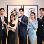 Mario Maurer Instagram - Longines เปิดตัวนาฬิกาไอคอนิกรุ่น “Conquest” จากความงดงามอันเรียบง่ายของโมเดลแรกในยุค 1950 สู่เวอร์ชั่นใหม่ล่าสุดที่นำเสนอในตัวเรือนสแตนเลสสตีล พร้อมชิ้นส่วนใหม่ที่สามารถต้านทานสนามแม่เหล็กได้เกินระดับมาตรฐาน ISO 764 ถึง 10 เท่า บนขนาดหน้าปัด 34 mm, 41 mm และเวอร์ชั่นโครโนกราฟ 42 mm ในดีไซน์สไตล์สปอร์ตที่แฝงด้วยความโก้หรูเหนือกาลเวลา ถ่ายทอดความคลาสสิกผ่านเฟรนด์ ออฟ ลองจินส์ ประเทศไทย @mario_mm38 มาริโอ้ เมาเร่อ และ @supassra_sp เก้า-สุภัสสรา ธนชาต ผู้สะท้อนนิยาม “Elegance is an attitude” อันเป็นหัวใจหลักของแบรนด์ ณ Villa Frantzén #LonginesThailand #LonginesConquest #EleganceisanAttitude @boss #BeYourOwnBoss