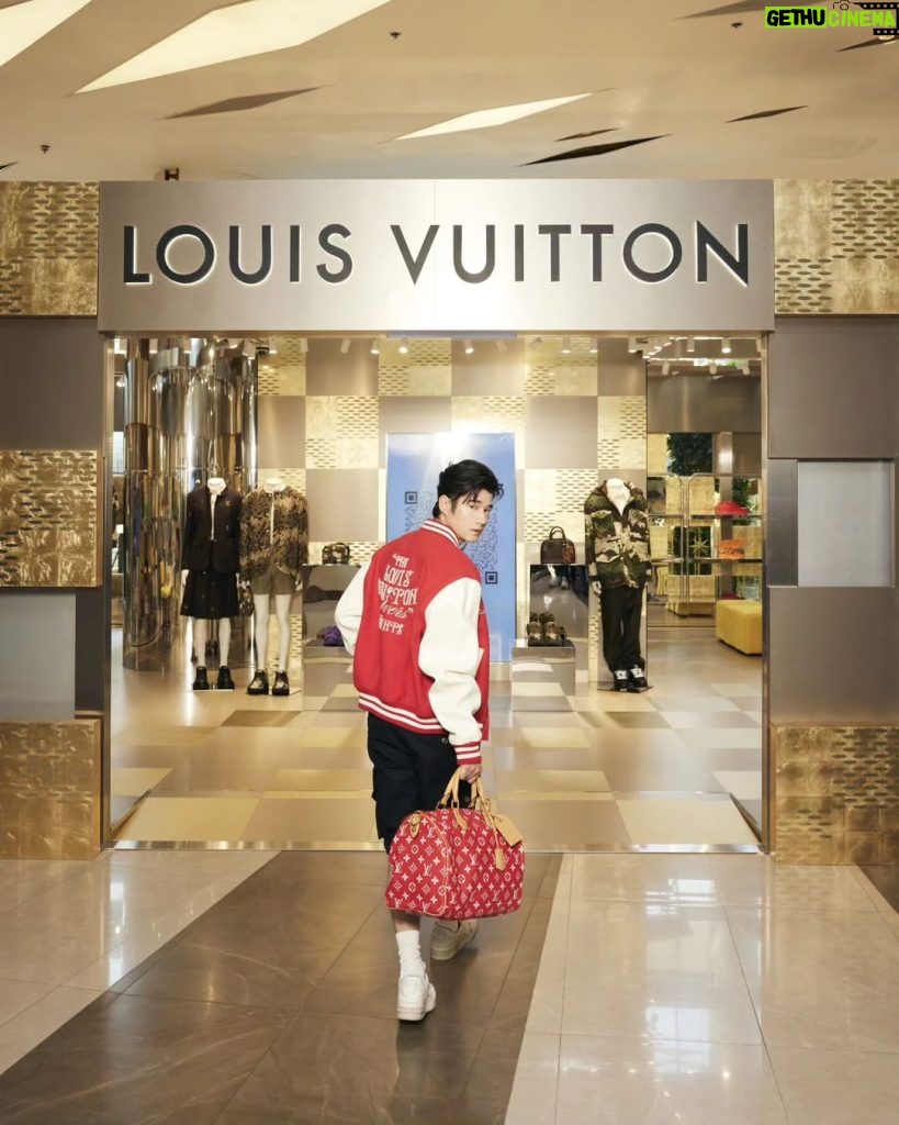 Mario Maurer Instagram - It's time to golden shine! พบกับป๊อปอัพ สโตร์ที่โดดเด่นด้วยลายตารางหมากรุก Damier สีทองจากคอลเลกชัน Spring/Summer 2024 ของ Louis Vuitton ได้แล้ววันนี้ที่ สยามพารากอนและเซ็นทรัล ภูเก็ต ฟลอเรสต้า @louisvuitton